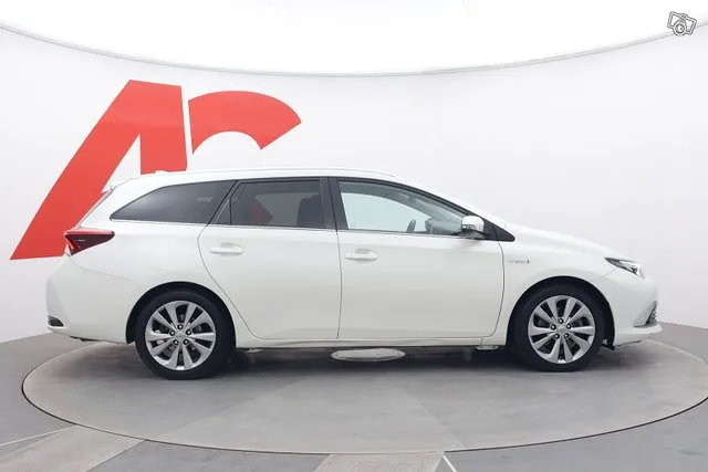 Toyota Auris Touring Sports 1,8 Hybrid Premium - PUOLINAHAT  Image 6